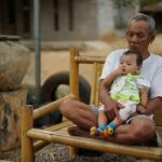 grand père avec son petit-fils