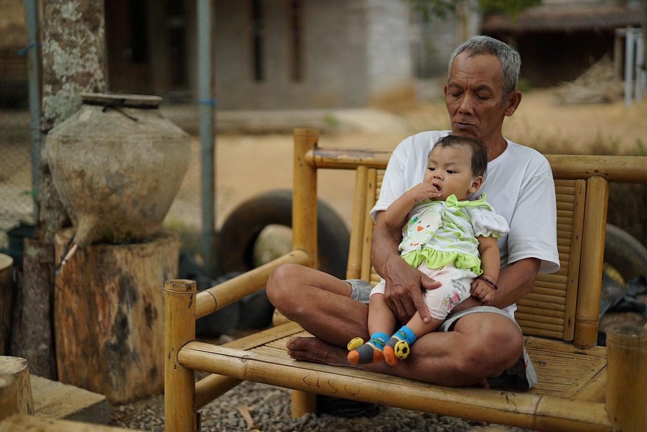 grand père avec son petit-fils